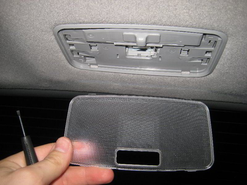Toyota-Highlander-Cargo-Area-Light-Bulb-Replacement-Guide-003