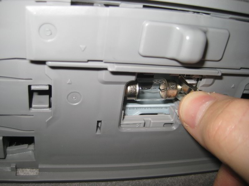 Toyota-Highlander-Cargo-Area-Light-Bulb-Replacement-Guide-005