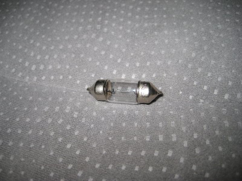 Toyota-Highlander-Cargo-Area-Light-Bulb-Replacement-Guide-007