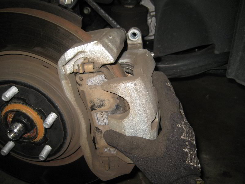 Toyota-Highlander-Front-Brake-Pads-Replacement-Guide-013