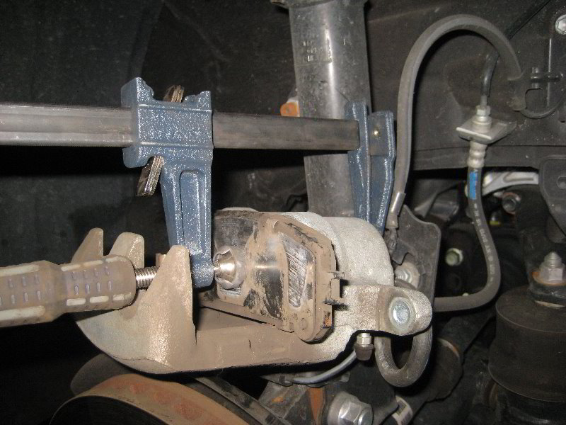 Toyota-Highlander-Front-Brake-Pads-Replacement-Guide-022