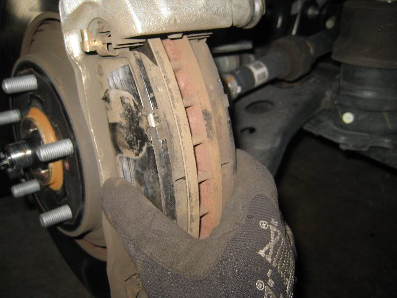 Toyota-Highlander-Front-Brake-Pads-Replacement-Guide-028