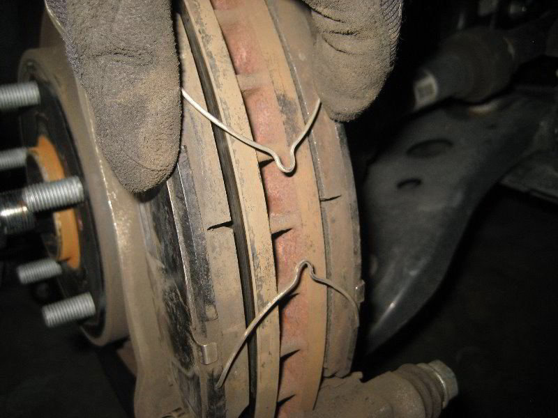 Toyota-Highlander-Front-Brake-Pads-Replacement-Guide-029