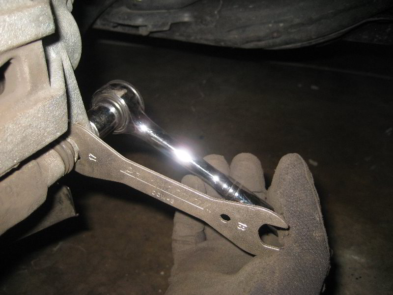 Toyota-Highlander-Front-Brake-Pads-Replacement-Guide-034