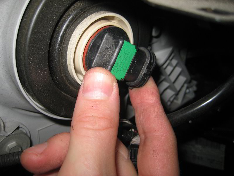 Toyota-Highlander-Headlight-Bulbs-Replacement-Guide-005