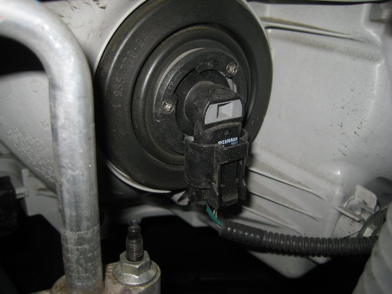 ToyotaHighlanderHeadlightBulbsReplacementGuide013