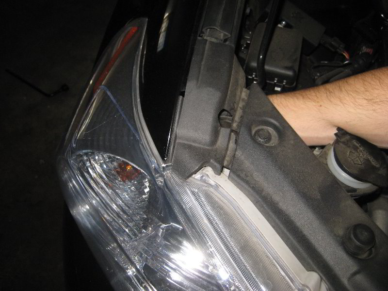 Toyota-Highlander-Headlight-Bulbs-Replacement-Guide-028