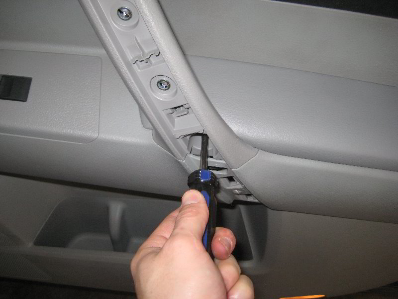 Toyota-Highlander-Interior-Door-Panel-Removal-Guide-009
