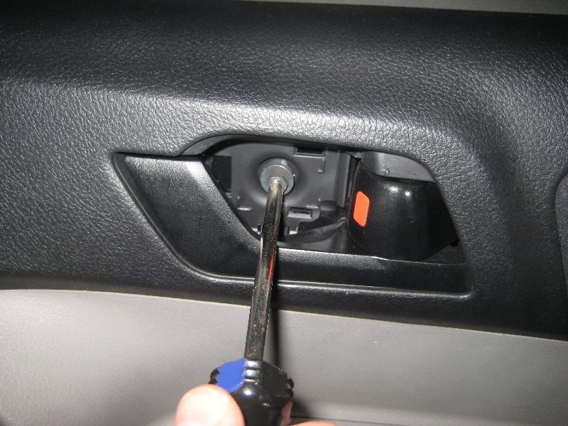 Toyota-Highlander-Interior-Door-Panel-Removal-Guide-048