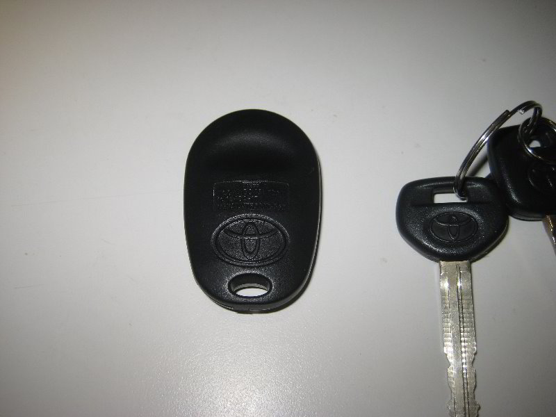 Toyota-Highlander-Key-Fob-Battery-Replacement-Guide-002