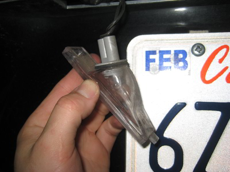 Toyota-Highlander-License-Plate-Light-Bulbs-Replacement--Guide-006