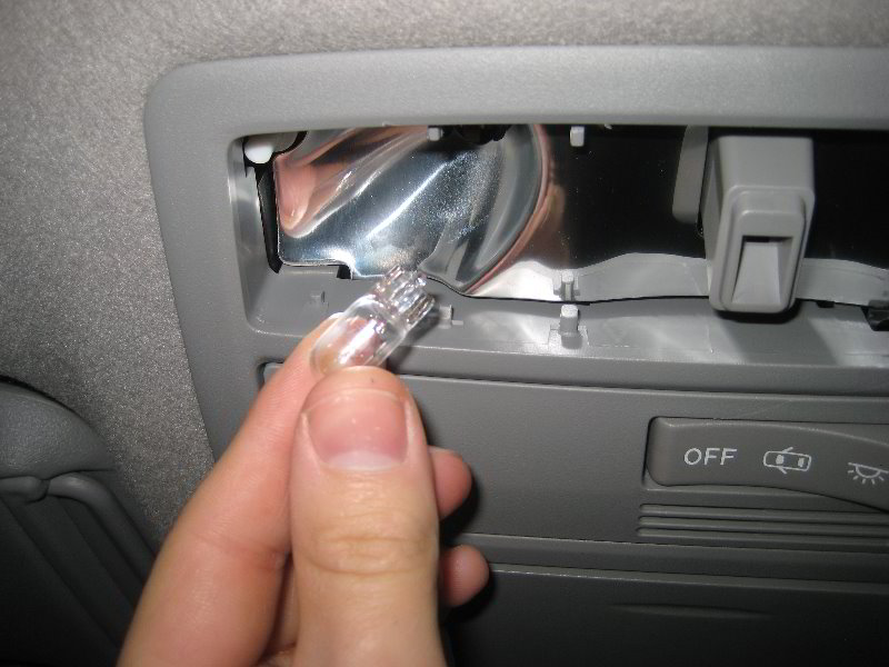 Toyota-Highlander-Map-Light-Bulbs-Replacement-Guide-007