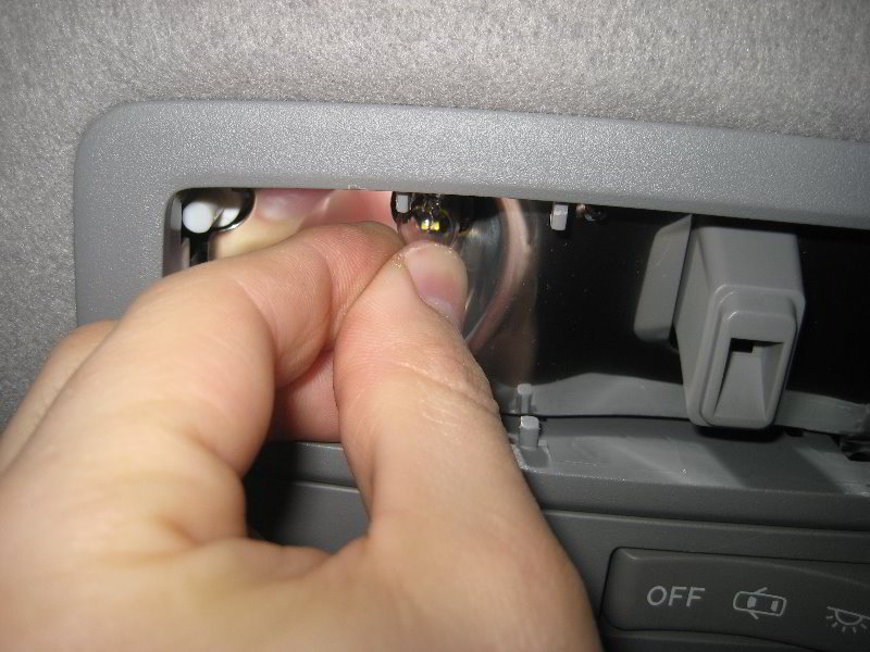Toyota-Highlander-Map-Light-Bulbs-Replacement-Guide-010