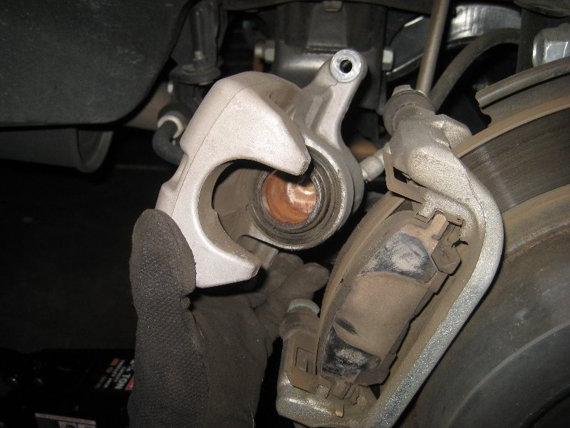 Toyota-Highlander-Rear-Disc-Brake-Pads-Replacement-Guide-012