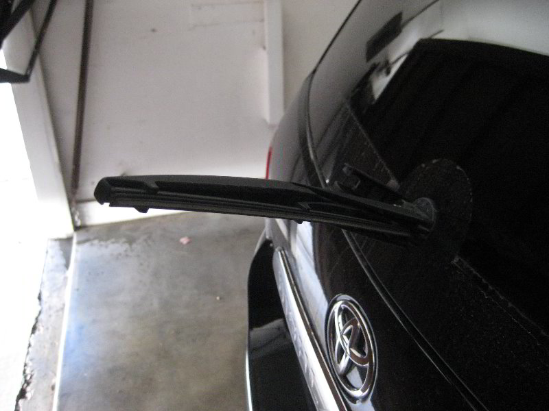 Toyota-Highlander-Rear-Window-Wiper-Blade-Replacement--Guide-005