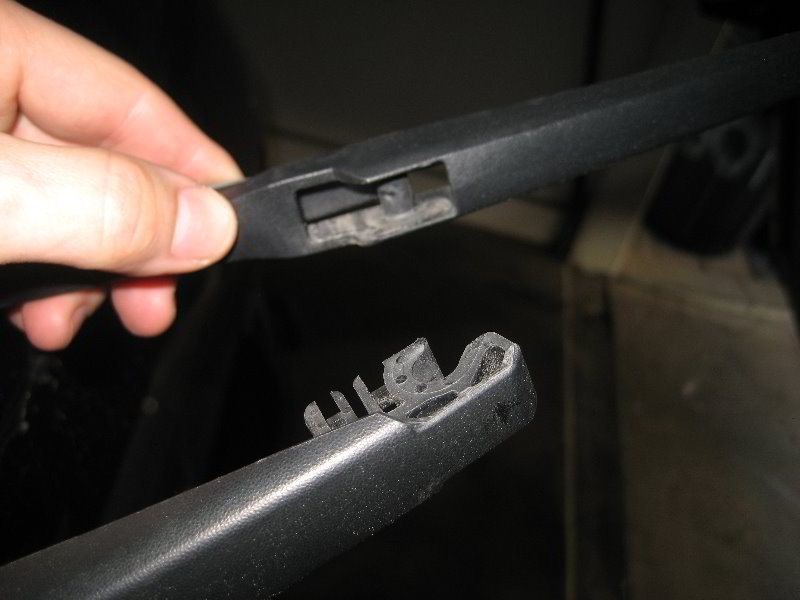 Toyota-Highlander-Rear-Window-Wiper-Blade-Replacement--Guide-009