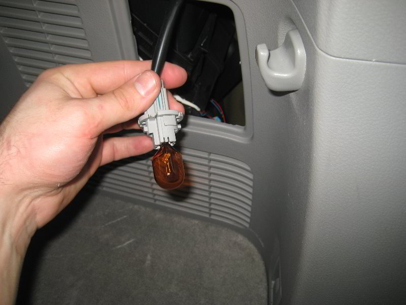 Toyota-Highlander-Tail-Light-Bulbs-Replacement--Guide-009