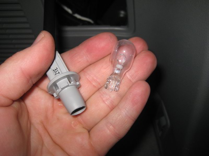 Toyota-Highlander-Tail-Light-Bulbs-Replacement--Guide-013