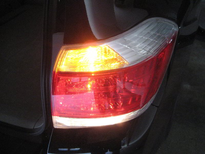 Toyota-Highlander-Tail-Light-Bulbs-Replacement--Guide-018