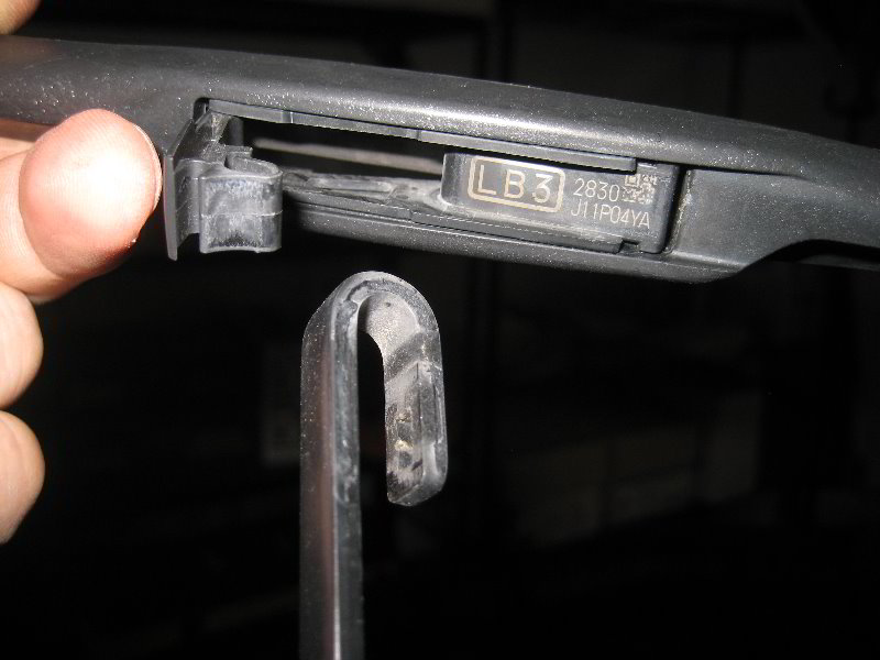 Toyota-Highlander-Windshield-Wiper-Blades-Replacement-Guide-006