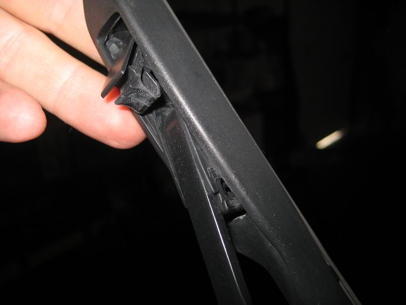 Toyota-Highlander-Windshield-Wiper-Blades-Replacement-Guide-009