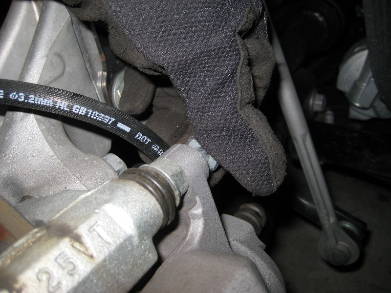 Toyota-Prius-Front-Brake-Pads-Replacement-Guide-019