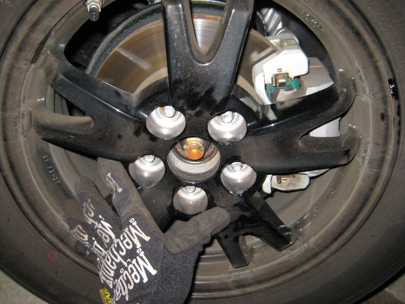Toyota-Prius-Front-Brake-Pads-Replacement-Guide-041