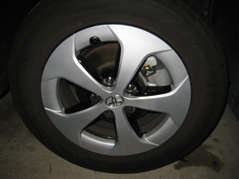 Toyota-Prius-Front-Brake-Pads-Replacement-Guide-048