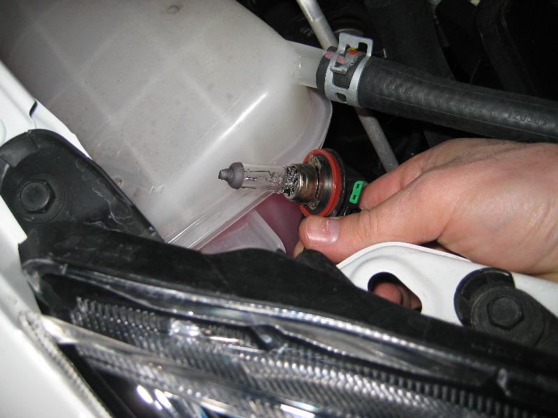 Toyota-Prius-Headlight-Bulbs-Replacement-Guide-004