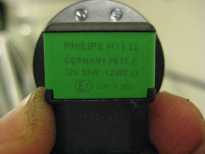 Toyota-Prius-Headlight-Bulbs-Replacement-Guide-007