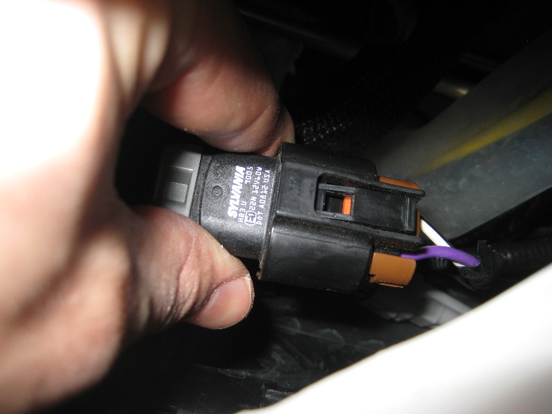 Toyota-Prius-Headlight-Bulbs-Replacement-Guide-016