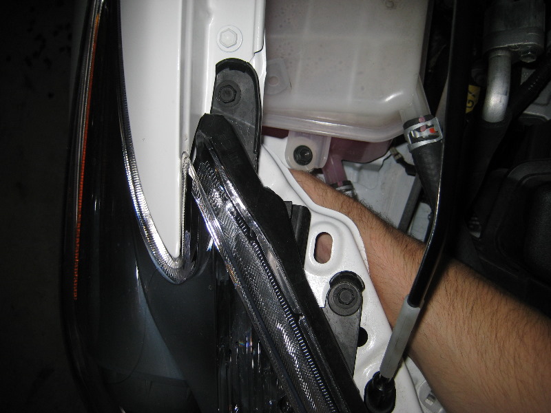 Toyota-Prius-Headlight-Bulbs-Replacement-Guide-026