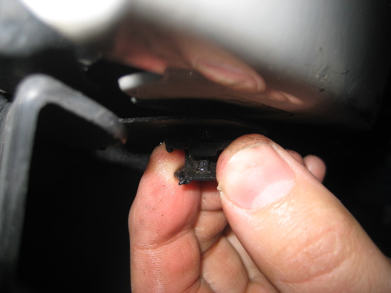 Toyota-Prius-Headlight-Bulbs-Replacement-Guide-045