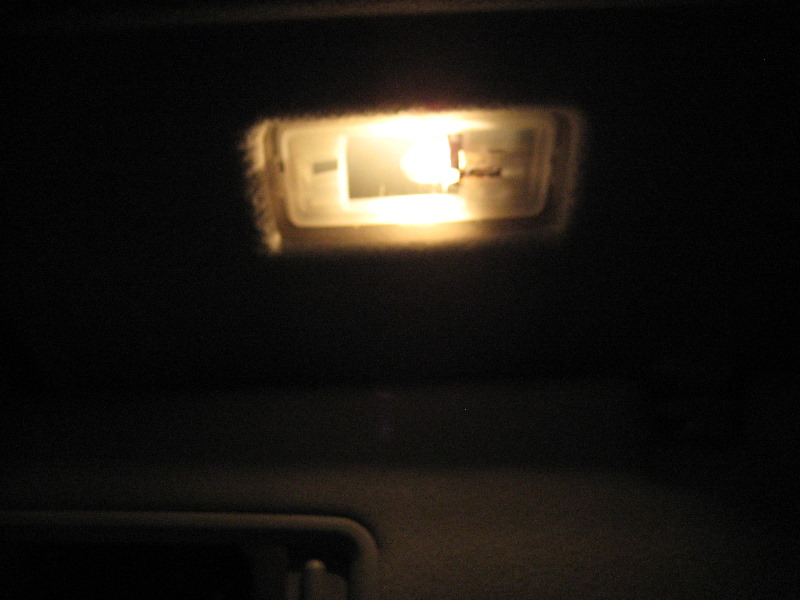 Toyota-Prius-Vanity-Mirror-Light-Bulb-Replacement-Guide-009