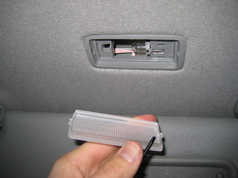 Toyota-RAV4-Vanity-Mirror-Light-Bulb-Replacement-Guide-003