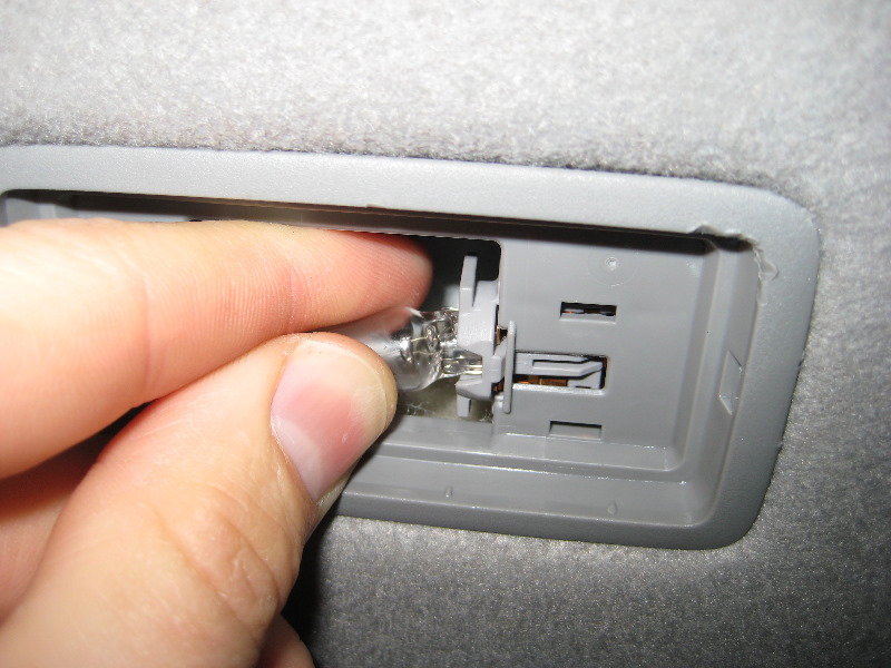 Toyota-RAV4-Vanity-Mirror-Light-Bulb-Replacement-Guide-004