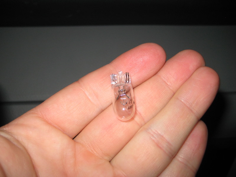 Toyota-RAV4-Vanity-Mirror-Light-Bulb-Replacement-Guide-005