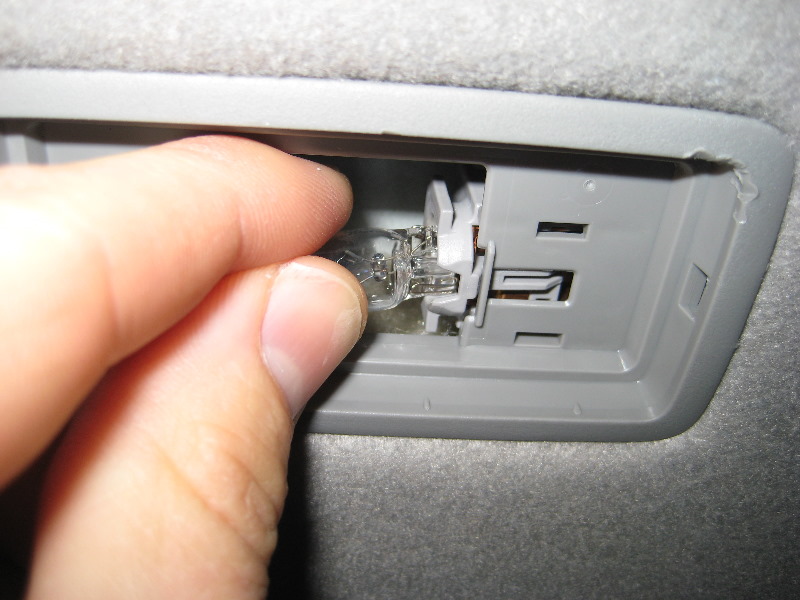 Toyota-RAV4-Vanity-Mirror-Light-Bulb-Replacement-Guide-007