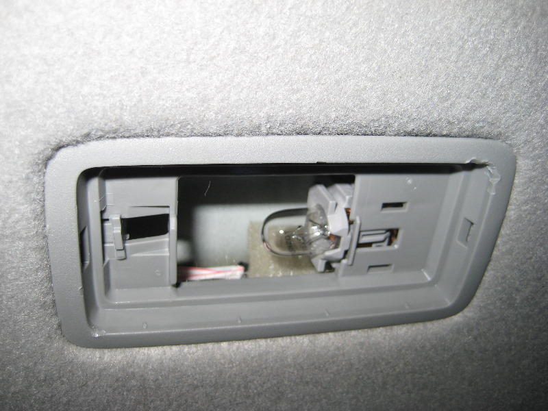 Toyota-RAV4-Vanity-Mirror-Light-Bulb-Replacement-Guide-008