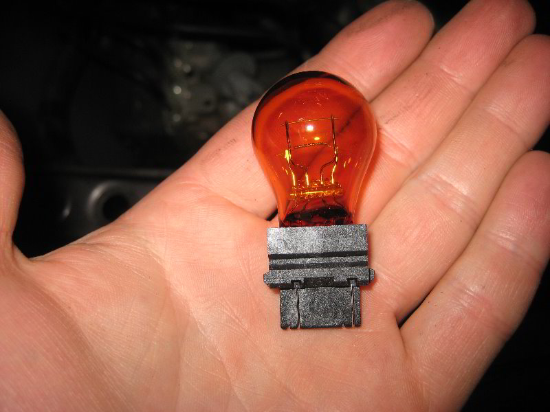 Toyota-Sienna-Headlight-Bulbs-Replacement-Guide-025