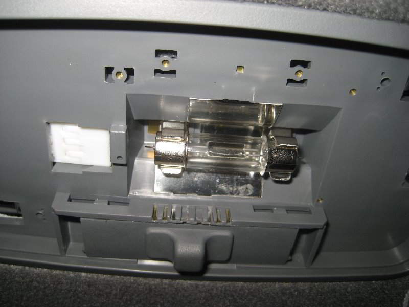 2005-2015-Toyota-Tacoma-Dome-Light-Bulb-Replacement-Guide-005