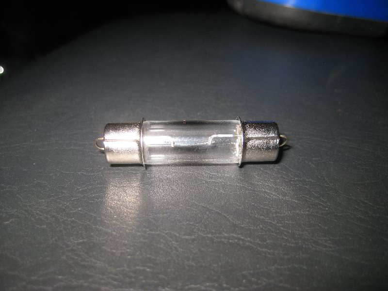 2005-2015-Toyota-Tacoma-Dome-Light-Bulb-Replacement-Guide-009