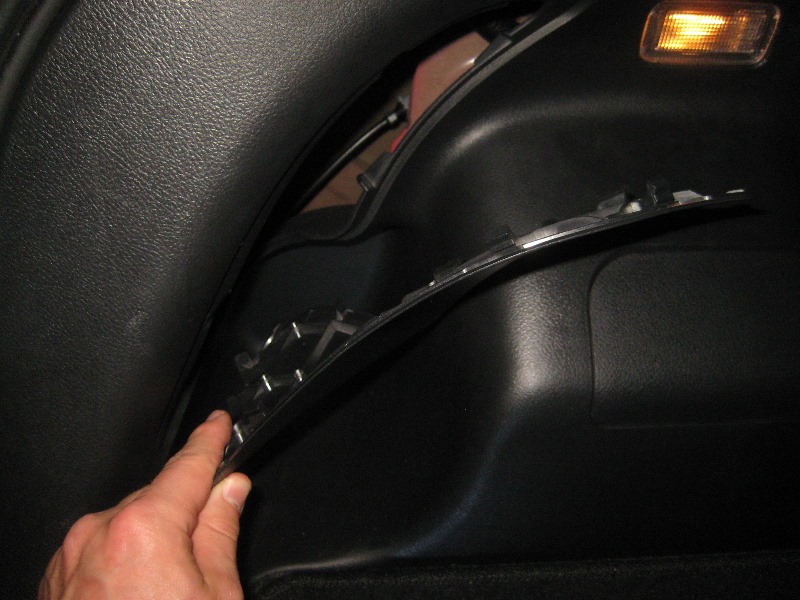 20122016ToyotaYarisCargoAreaTrunkLightBulbReplacementGuide016