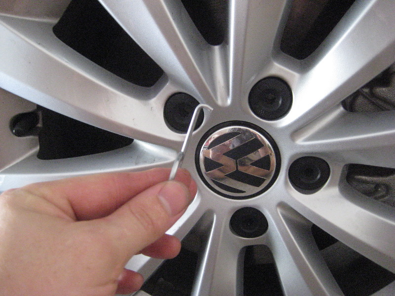 VW-Beetle-Front-Disc-Brake-Pads-Replacement-Guide-002