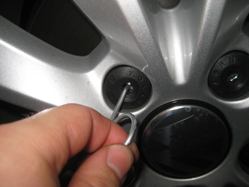 VW-Beetle-Front-Disc-Brake-Pads-Replacement-Guide-003