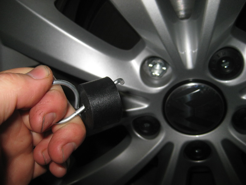 VW-Beetle-Front-Disc-Brake-Pads-Replacement-Guide-004