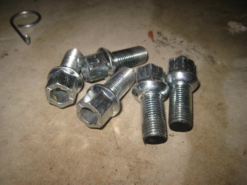 VW-Beetle-Front-Disc-Brake-Pads-Replacement-Guide-009