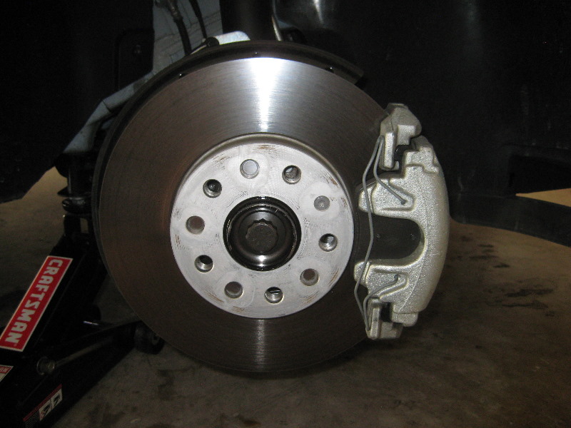 VW-Beetle-Front-Disc-Brake-Pads-Replacement-Guide-010