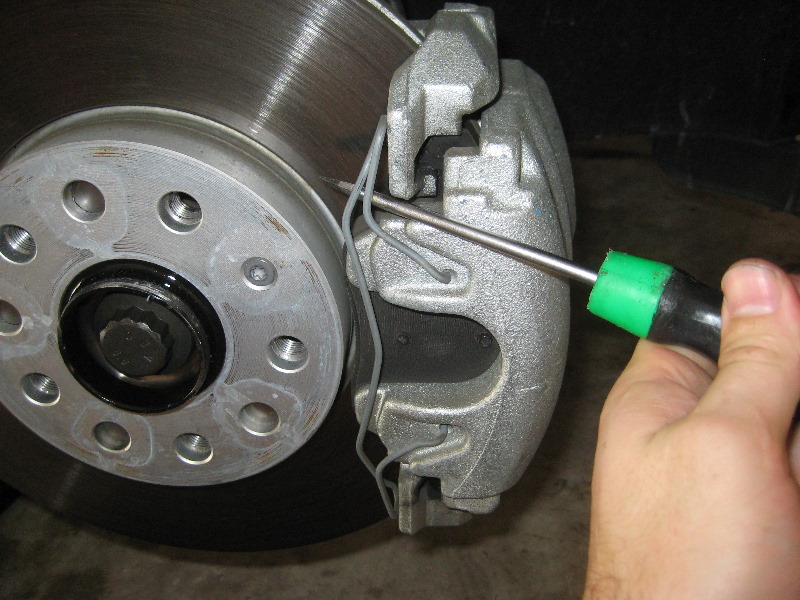 VWBeetleFrontDiscBrakePadsReplacementGuide011