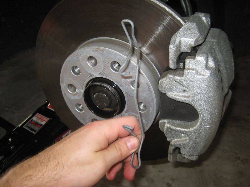 VWBeetleFrontDiscBrakePadsReplacementGuide012